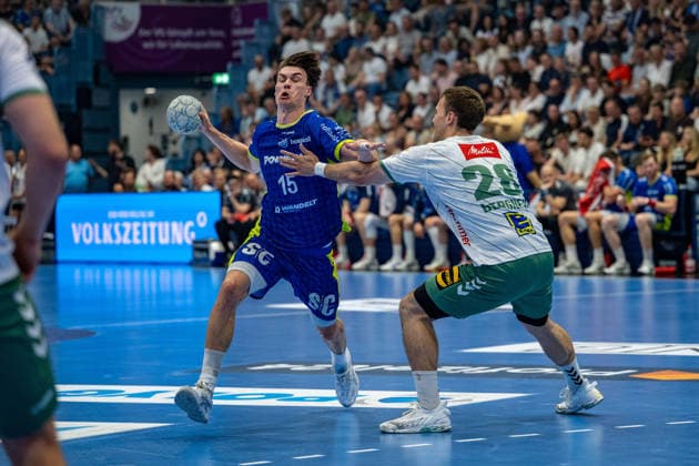 Daikin Handball Bundesliga, VfL Gummersbach - GWD Minden, 23.05.2026 Miro Schluroff (VfL Gummersbach, 15), Tom Bergner (GWD Minden 28), ; Daikin Handball Bundesliga, VfL Gummersbach - GWD Minden, 23.05.2026 Copyright: xBEAUTIFULxSPORTS Erlhofx