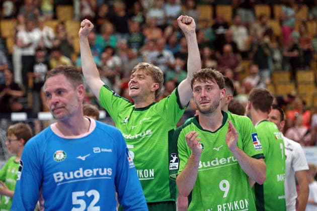 23.05.2026, xovx, Handball Daikin Handball-Bundesliga, HSG Wetzlar - HC Erlangen Die Spieler der HSG Wetzlar bejubeln den 29:26 Sieg gegen den HC Erlangen, v.l. Andreas Palicka (HSG Wetzlar), Tristan Kirschner (HSG Wetzlar), Niklas Theiß (HSG Wetzlar) Wetzlar Buderus Arena Hessen Deutschland (DE)