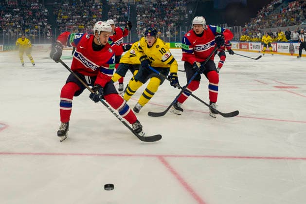 FRIBOURG, SWITZERLAND - MAY 23: Stian Solberg of Norway L) against Simon Holmstrom of Sweden C) during the 2026 IIHF Ice hockey, Eishockey World Championship, WM, Weltmeisterschaft Switzerland game between Norway and Sweden at BCF Arena on May 23, 2026 in Fribourg, Fribourg. Fribourg BCF Arena Fribourg Switzerland Copyright: xJustPictures.ch JarixPestelaccix jp-en-EuSpIm-JP6_JAR_Norway_Sweden_23May2026_00006