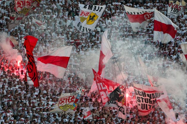 DFB Pokalfinale - FC Bayern München - VfB Stuttgart am 23.05.2026 im Olympiastadion in Berlin Fans von Stuttgart zünden Pyrotechnik.
