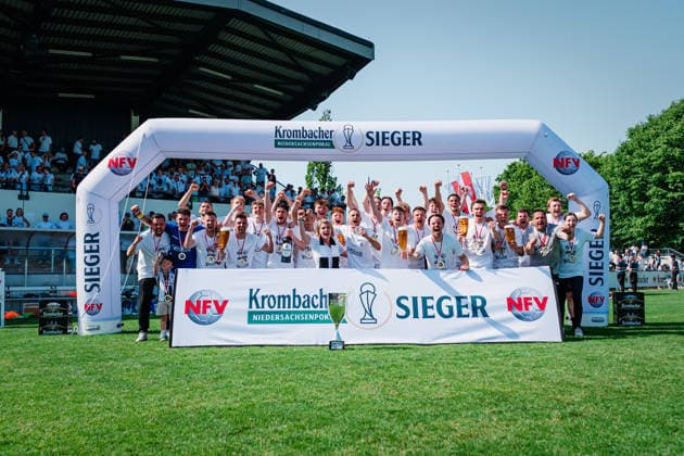 Niedersachsen-Pokal: TuS Bersenbrück vs. Lüneburger SK, 23.05.2026 JUBEL, EMOTIONEN, das Team vom Lüneburger SK feiert den Pokalsieg gegen den TuS Bersenbrück. Pokalsieger: TuS Bersenbrück vs. Lüneburger SK am 23.05.2026 im August-Wenzel-Stadion, Barsinghausen Copyright: xBEAUTIFULxSPORTS Tonhäuserx