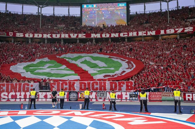 Fußball, Herren, Saison 2025 2026, 83. DFB-Pokal-Finale, FC Bayern München - VfB Stuttgart, Fans von Bayern mit Botschaft: Fick dich DFB, 23.05. 2026, Copyright: xMatthiasxKochx