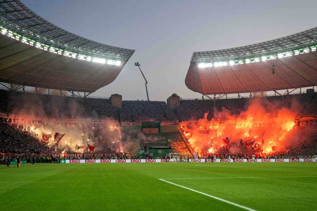 Fußball, Herren, Saison 2025 2026, 83. DFB-Pokal-Finale, FC Bayern München - VfB Stuttgart, Fans von Stuttgart zünden Pyrotechnik, 23.05. 2026, Copyright: xMatthiasxKochx