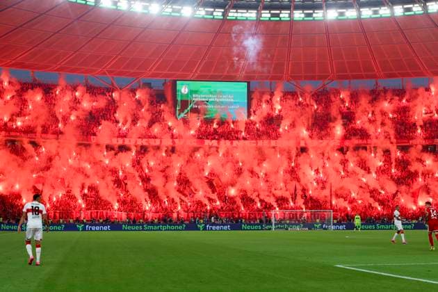 Die Fans des FC Bayern Muenchen zuenden in der Kurve Pyrotechnik, DFB Cup Final 2026, FC Bayern München v VfB Stuttgart, Olympiastadion am 23. May 2026 in Berlin, Deutschland. (Foto von Marco Steinbrenner DeFodi Images) FC Bayern Munich fans set off pyrotechnics in the stand, DFB Cup Final 2026, FC Bayern München v VfB Stuttgart, Olympiastadion, May 23, 2026 in Berlin, Germany. (Photo by Marco Steinbrenner DeFodi Images) -
