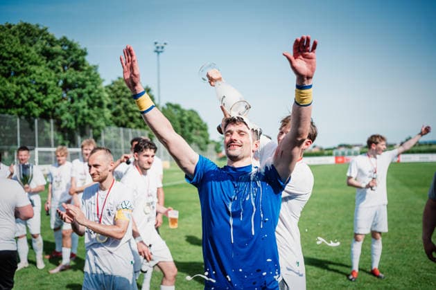 Niedersachsen-Pokal: TuS Bersenbrück vs. Lüneburger SK, 23.05.2026 Arne Exner (Lüneburger SK Hansa, 22) JUBEL, EMOTIONEN, das Team vom Lüneburger SK feiert den Pokalsieg gegen den TuS Bersenbrück. Pokalsieger: TuS Bersenbrück vs. Lüneburger SK am 23.05.2026 im August-Wenzel-Stadion, Barsinghausen Copyright: xBEAUTIFULxSPORTS Tonhäuserx
