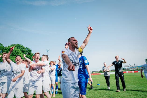 Niedersachsen-Pokal: TuS Bersenbrück vs. Lüneburger SK, 23.05.2026 Marian Andre Kunze (Lüneburger SK Hansa, 10) JUBEL, EMOTIONEN, das Team vom Lüneburger SK feiert den Pokalsieg gegen den TuS Bersenbrück. Pokalsieger: TuS Bersenbrück vs. Lüneburger SK am 23.05.2026 im August-Wenzel-Stadion, Barsinghausen Copyright: xBEAUTIFULxSPORTS Tonhäuserx