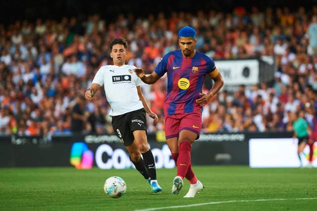 Ronald Araujo FC Barcelona, Barca during the LaLiga EA Sports match between Valencia CF and FC Barcelona at Estadio de Mestalla on May 23, 2026 in Valencia, Spain. (Photo by Maria Jose Segovia DeFodi Images) -