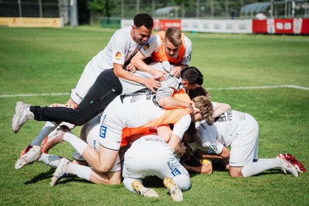 Niedersachsen-Pokal: TuS Bersenbrück vs. Lüneburger SK, 23.05.2026 JUBEL, EMOTIONEN, das Team vom Lüneburger SK feiert den Pokalsieg gegen den TuS Bersenbrück. Pokalsieger: TuS Bersenbrück vs. Lüneburger SK am 23.05.2026 im August-Wenzel-Stadion, Barsinghausen Copyright: xBEAUTIFULxSPORTS Tonhäuserx