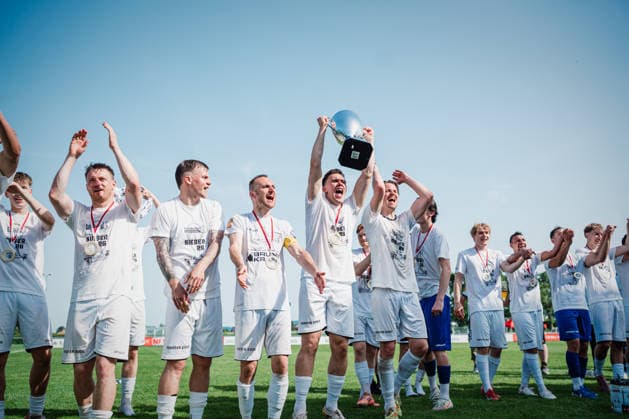 Niedersachsen-Pokal: TuS Bersenbrück vs. Lüneburger SK, 23.05.2026 Malte Meyer (Lüneburger SK Hansa, 17) mit Pokal JUBEL, EMOTIONEN, das Team vom Lüneburger SK feiert den Pokalsieg gegen den TuS Bersenbrück. Pokalsieger: TuS Bersenbrück vs. Lüneburger SK am 23.05.2026 im August-Wenzel-Stadion, Barsinghausen Copyright: xBEAUTIFULxSPORTS Tonhäuserx