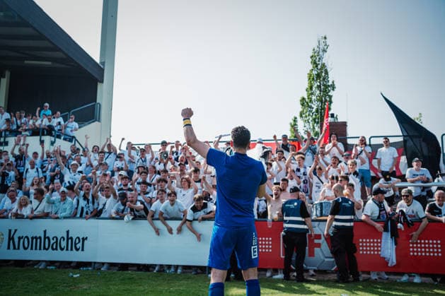 Niedersachsen-Pokal: TuS Bersenbrück vs. Lüneburger SK, 23.05.2026 Arne Exner (Lüneburger SK Hansa, 22) mit Pokal JUBEL, EMOTIONEN, das Team vom Lüneburger SK feiert den Pokalsieg gegen den TuS Bersenbrück. Pokalsieger: TuS Bersenbrück vs. Lüneburger SK am 23.05.2026 im August-Wenzel-Stadion, Barsinghausen Copyright: xBEAUTIFULxSPORTS Tonhäuserx