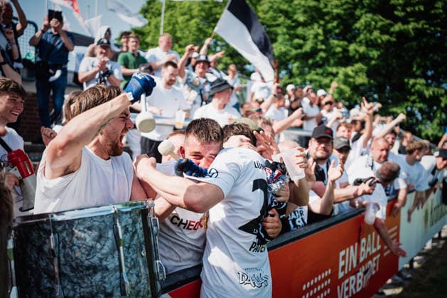 Niedersachsen-Pokal: TuS Bersenbrück vs. Lüneburger SK, 23.05.2026 Tomek Pauer (Lüneburger SK Hansa, 28) JUBEL, EMOTIONEN, das Team vom Lüneburger SK feiert den Pokalsieg gegen den TuS Bersenbrück. Pokalsieger: TuS Bersenbrück vs. Lüneburger SK am 23.05.2026 im August-Wenzel-Stadion, Barsinghausen Copyright: xBEAUTIFULxSPORTS Tonhäuserx