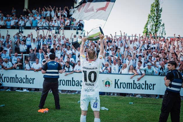 Niedersachsen-Pokal: TuS Bersenbrück vs. Lüneburger SK, 23.05.2026 Marian Andre Kunze (Lüneburger SK Hansa, 10) mit Pokal JUBEL, EMOTIONEN, das Team vom Lüneburger SK feiert den Pokalsieg gegen den TuS Bersenbrück. Pokalsieger: TuS Bersenbrück vs. Lüneburger SK am 23.05.2026 im August-Wenzel-Stadion, Barsinghausen Copyright: xBEAUTIFULxSPORTS Tonhäuserx