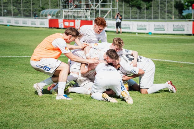 Niedersachsen-Pokal: TuS Bersenbrück vs. Lüneburger SK, 23.05.2026 JUBEL, EMOTIONEN, das Team vom Lüneburger SK feiert den Pokalsieg gegen den TuS Bersenbrück. Pokalsieger: TuS Bersenbrück vs. Lüneburger SK am 23.05.2026 im August-Wenzel-Stadion, Barsinghausen Copyright: xBEAUTIFULxSPORTS Tonhäuserx