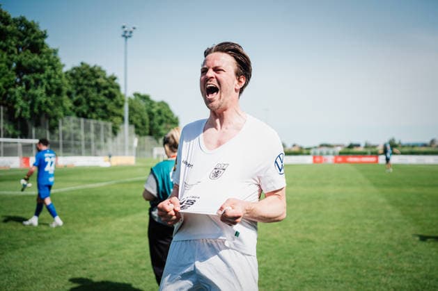 Niedersachsen-Pokal: TuS Bersenbrück vs. Lüneburger SK, 23.05.2026 Tomek Pauer (Lüneburger SK Hansa, 28) JUBEL, EMOTIONEN, das Team vom Lüneburger SK feiert den Pokalsieg gegen den TuS Bersenbrück. Pokalsieger: TuS Bersenbrück vs. Lüneburger SK am 23.05.2026 im August-Wenzel-Stadion, Barsinghausen Copyright: xBEAUTIFULxSPORTS Tonhäuserx