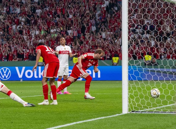 Fußball, Herren, Saison 2025 2026, 83. DFB-Pokal-Finale, FC Bayern München - VfB Stuttgart, Harry Kane (Bayern München) erzielt das Tor zum 1:0, 23.05. 2026, Copyright: xMatthiasxKochx