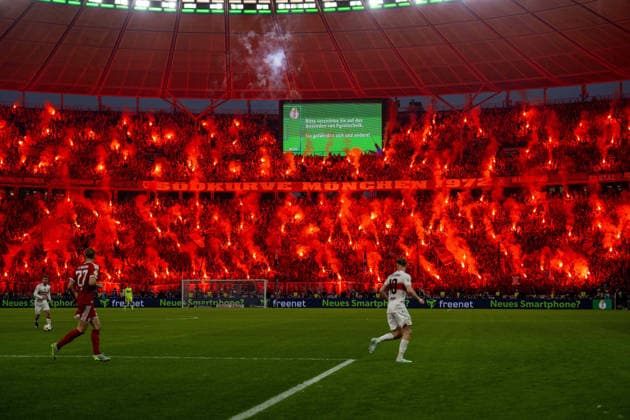Bengalos, pyrotechnics, Rauch steigt auf im Bayern Fanblock. xettx, Deutschland, Berlin, 23.05.2026, Fussball, DFB-Pokal: FC Bayern Muenchen vs VfB Stuttgart, Saison 2025 2026, Finale, Olympiastadion DFL DFB REGULATIONS PROHIBIT ANY USE OF PHOTOGRAPHS AS IMAGE SEQUENCES AND OR QUASI-VIDEO.