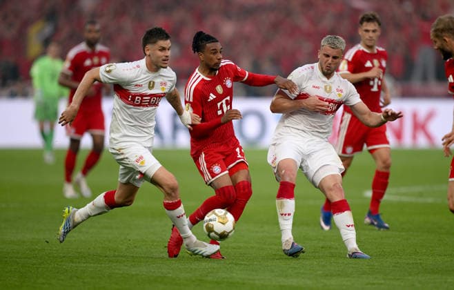 Fussball DFB Pokal Finale 2025 2026 in Berlin FC Bayern Muenchen - VfB Stuttgart 23.05.2026 Ramon Hendriks (li, VfB Stuttgart) gegen Michael Olise (mi, FC Bayern Muenchen) gegen Ermedin Demirovic (re, VfB Stuttgart)