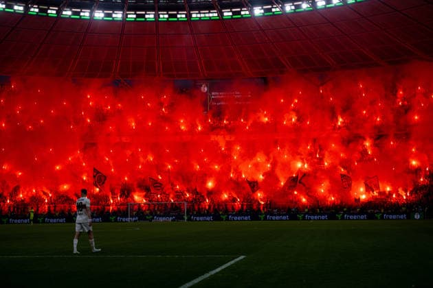 Sport Bilder des Tages Bengalos, pyrotechnics, Rauch steigt auf im Bayern Fanblock. xettx, Deutschland, Berlin, 23.05.2026, Fussball, DFB-Pokal: FC Bayern Muenchen vs VfB Stuttgart, Saison 2025 2026, Finale, Olympiastadion DFL DFB REGULATIONS PROHIBIT ANY USE OF PHOTOGRAPHS AS IMAGE SEQUENCES AND OR QUASI-VIDEO.