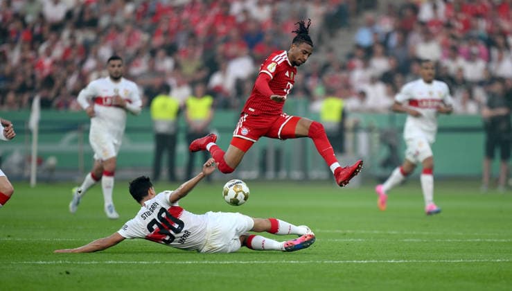Fussball DFB Pokal Finale 2025 2026 in Berlin FC Bayern Muenchen - VfB Stuttgart 23.05.2026 Chema (li, VfB Stuttgart) gegen Michael Olise (re, FC Bayern Muenchen)