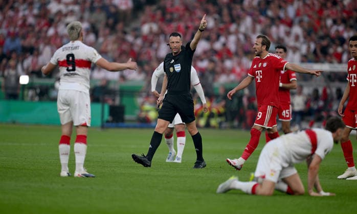 Fussball DFB Pokal Finale 2025 2026 in Berlin FC Bayern Muenchen - VfB Stuttgart 23.05.2026 Ermedin Demirovic (VfB Stuttgart) Schiedsrichter Sven Jablonski und Harry Kane (FC Bayern Muenchen)