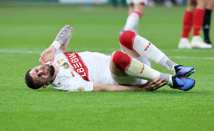 Jeff Chabot angeschlagen nach Zweikampf Spielszene Aktion Fußball Fussball Finale DFB Pokal 2026 Saison 2025 2026 23.05.2026 FC Bayern München FCB vs VfB Stuttgart
