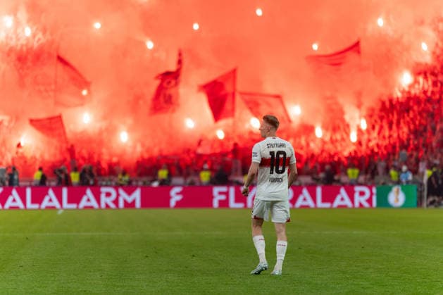 Chris Fuehrich (VfB Stuttgart, 10), hinten Pyrotechnik Bengalo Fans Ultras FC Bayern Muenchen, GER, FC Bayern Muenchen vs. VfB Stuttgart, Fussball, Herren, DFB-Pokal, Finale, Spielzeit 2025 2026, 23.05.2026 DFL REGULATIONS PROHIBIT ANY USE OF PHOTOGRAPHS AS IMAGE SEQUENCES AND OR QUASI-VIDEO GER, FC Bayern Muenchen vs. VfB Stuttgart, Fussball, Herren, DFB-Pokal, Finale, Spielzeit 2025 2026, 23.05.2026 Berlin Copyright: xEibner-Pressefoto MaxxVincenx EP_MVN