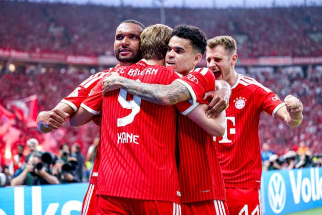 23.05.2026, Fußball, 83. DFB-Pokal Finale,, FC Bayern München - VfB Stuttgart, Olympioastadion Berlin, Saison 2025 2026: Torjubel nach dem Tor zum 1:0 durch Torschütze Harry Kane (FC Bayern Muenchen 09) zusammen mit Jonathan Tah (FC Bayern Muenchen 04) Aleksandar Pavlovic (FC Bayern Muenchen 45) DFB regulations prohibit any use of photographs as image sequences and or quasi-video. Berlin Deutschland