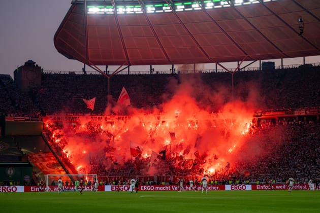 Pyrotechnik, Bengalo, Bengalisches Feuer, Pyro VfB Stuttgart Fans. GER, FC Bayern Muenchen vs. VfB Stuttgart, Fussball, Herren, DFB-Pokal, Finale, Spielzeit 2025 2026, 23.05.2026, DFL DFB REGULATIONS PROHIBIT ANY USE OF PHOTOGRAPHS AS IMAGE SEQUENCES AND OR QUASI-VIDEO, GER, FC Bayern Muenchen vs. VfB Stuttgart, Fussball, Herren, DFB-Pokal, Finale, Spielzeit 2025 2026, 23.05.2026 Berlin Copyright: xEibner-Pressefoto WolfgangxFrankx EP_WFK