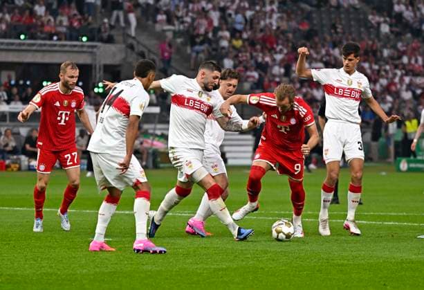 23.05.2026, Fussball DFB-Pokal 2025 2026, Finale, FC Bayern München - VfB Stuttgart, im Olympiastadion Berlin. Harry Kane (FC Bayern München) setzt sich durch,