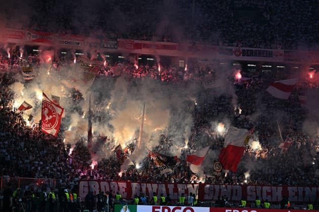 23.05.2026, xsltx, Fussball DFB Pokal Finale, FC Bayern München - VfB Stuttgart v.l. Fans, Stimmung, Schals, Fahnen, Besucher, Commando Cannstatt, Ultras VfB Stuttgart zuenden Pyrotechnik, Benglos, Rauch, Nebel, Feuerwerk (DFL DFB REGULATIONS PROHIBIT ANY USE OF PHOTOGRAPHS as IMAGE SEQUENCES and or QUASI-VIDEO) Berlin