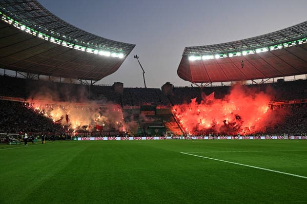 23.05.2026, xsltx, Fussball DFB Pokal Finale, FC Bayern München - VfB Stuttgart v.l. Fans, Stimmung, Schals, Fahnen, Besucher, Commando Cannstatt, Ultras VfB Stuttgart zuenden Pyrotechnik, Benglos, Rauch, Nebel, Feuerwerk (DFL DFB REGULATIONS PROHIBIT ANY USE OF PHOTOGRAPHS as IMAGE SEQUENCES and or QUASI-VIDEO) Berlin