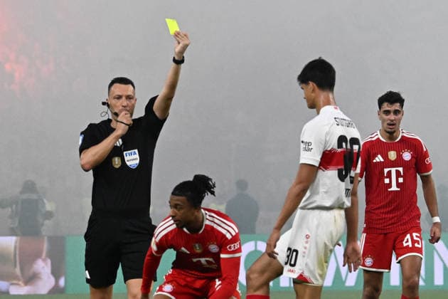 23.05.2026, xsltx, Fussball DFB Pokal Finale, FC Bayern München - VfB Stuttgart v.l. Schiedsrichter Referee Sven Jablonski zeigt Jose Maria Andres Baixauli (VfB Stuttgart) die gelbe Karte (DFL DFB REGULATIONS PROHIBIT ANY USE OF PHOTOGRAPHS as IMAGE SEQUENCES and or QUASI-VIDEO) Berlin