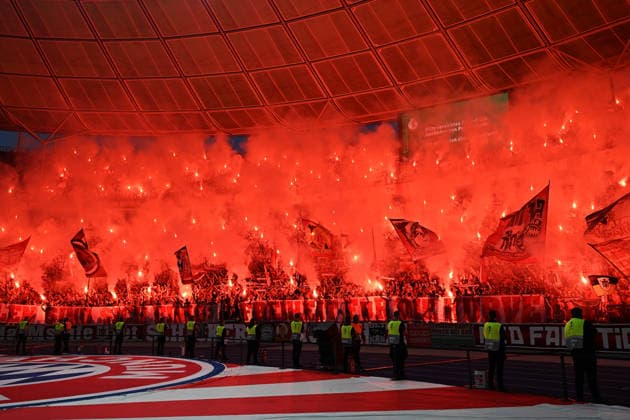 23.05.2026, xsltx, Fussball DFB Pokal Finale, FC Bayern München - VfB Stuttgart v.l. Bayern Muenchen München, Fans, Stimmung, Schals, Emotionen, Zuschauer, Besucher, Ultras, Schickeria zuenden Pyrotechnik, Benglos, Rauch, Nebel, Feuerwerk (DFL DFB REGULATIONS PROHIBIT ANY USE OF PHOTOGRAPHS as IMAGE SEQUENCES and or QUASI-VIDEO) Berlin