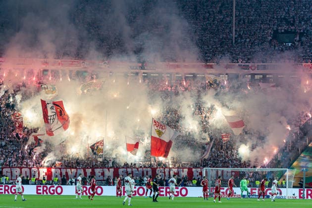 GER, DFB-Pokalfinale, Training und Pressekonferenz, FC Bayern München - VfB Stuttgart. 23.05.2026, Olympiastadion, Olympiastadion, GER, DFB-Pokalfinale, Training und Pressekonferenz, FC Bayern München - VfB Stuttgart. Pyrotechnikshow der Fans vom VfB Stuttgart Â