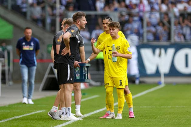 23.05.2026, GER, Fussball, Herren, Niederrheinpokal Finale, Saison 2025 2026, SC St. Tönis - MSV Duisburg Trainer Bekim Kastrati (St. Tönis) redet mit Luca Esposito (St. Tönis) Duisburg schauinsland-reisen-Arena Nordrhein-Westfalen Deutschland Copyright: xAdrianxSchlüterx