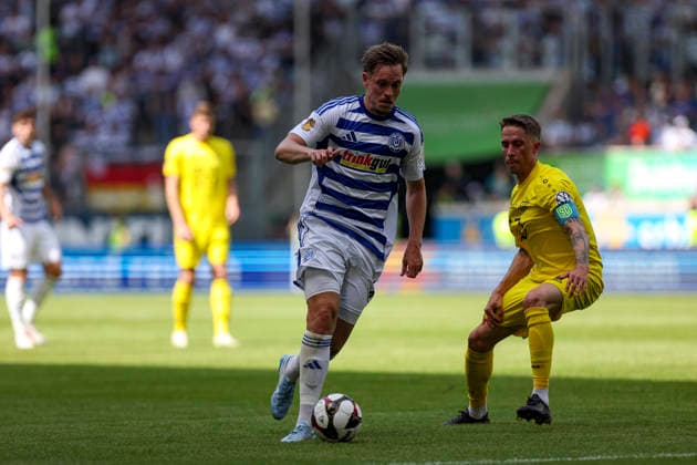 23.05.2026, GER, Fussball, Herren, Niederrheinpokal Finale, Saison 2025 2026, SC St. Tönis - MSV Duisburg Aljaz Casar (MSV Duisburg) und Dominik Dohmen (St. Tönis) im Kampf um den Ball Duisburg schauinsland-reisen-Arena Nordrhein-Westfalen Deutschland Copyright: xAdrianxSchlüterx