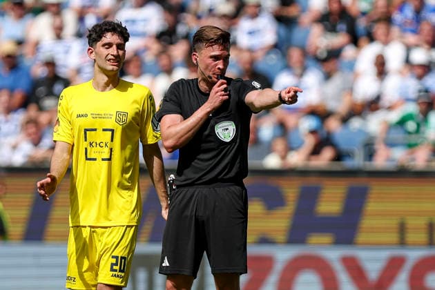 23.05.2026, GER, Fussball, Herren, Niederrheinpokal Finale, Saison 2025 2026, SC St. Tönis - MSV Duisburg Schiedsrichter Jan Peter Weßels zeigt auf den Elfmeterpunkt Duisburg schauinsland-reisen-Arena Nordrhein-Westfalen Deutschland Copyright: xAdrianxSchlüterx