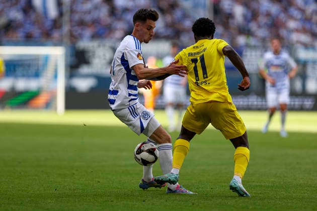 23.05.2026, GER, Fussball, Herren, Niederrheinpokal Finale, Saison 2025 2026, SC St. Tönis - MSV Duisburg Conor Noß (MSV Duisburg) und Tyler Nkamanyi (St. Tönis) im Kampf um den Ball Duisburg schauinsland-reisen-Arena Nordrhein-Westfalen Deutschland Copyright: xAdrianxSchlüterx