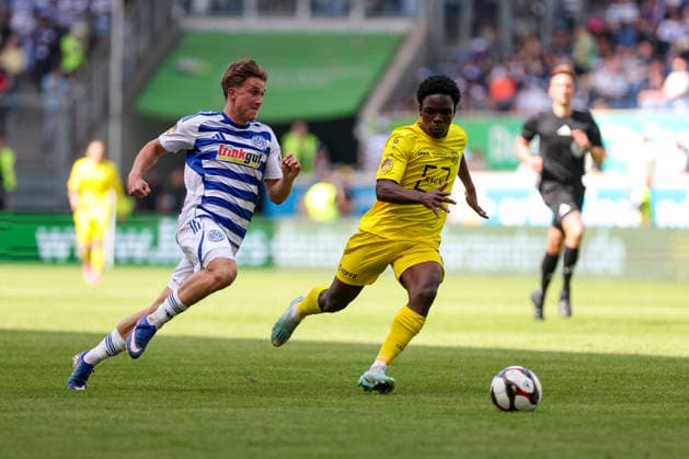 23.05.2026, GER, Fussball, Herren, Niederrheinpokal Finale, Saison 2025 2026, SC St. Tönis - MSV Duisburg Patrick Sussek (MSV Duisburg) und Tyler Nkamanyi (St. Tönis) im Kampf um den Ball Duisburg schauinsland-reisen-Arena Nordrhein-Westfalen Deutschland Copyright: xAdrianxSchlüterx