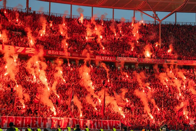 GER, DFB-Pokalfinale, Training und Pressekonferenz, FC Bayern München - VfB Stuttgart. 23.05.2026, Olympiastadion, Olympiastadion, GER, DFB-Pokalfinale, Training und Pressekonferenz, FC Bayern München - VfB Stuttgart. Pyrotechnikshow der Fans vom FC Bayern München Â