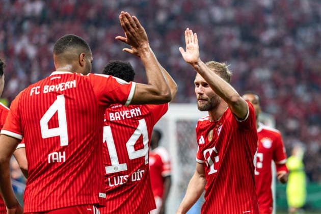 GER, DFB-Pokalfinale, Training und Pressekonferenz, FC Bayern München - VfB Stuttgart. 23.05.2026, Olympiastadion, Olympiastadion, GER, DFB-Pokalfinale, Training und Pressekonferenz, FC Bayern München - VfB Stuttgart. Jonathan Tah (FC Bayern München 4), Konrad Laimer (FC Bayern München 27) jubeln Â