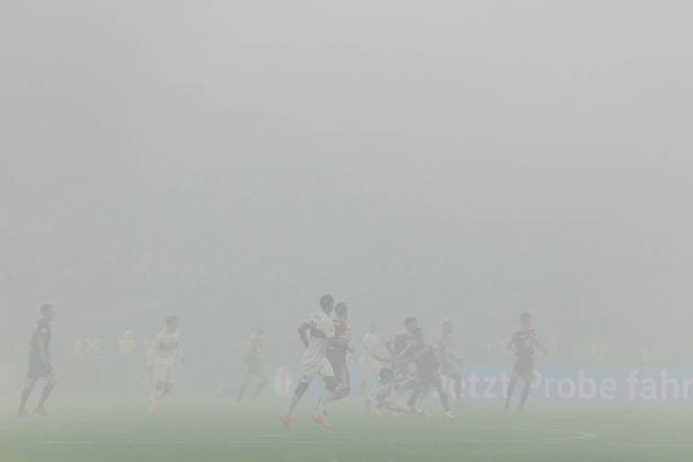 GER, DFB-Pokalfinale, Training und Pressekonferenz, FC Bayern München - VfB Stuttgart. 23.05.2026, Olympiastadion, Olympiastadion, GER, DFB-Pokalfinale, Training und Pressekonferenz, FC Bayern München - VfB Stuttgart. Die Spieler im Nebel nach dem Einsatz von Pyrotechnik Â