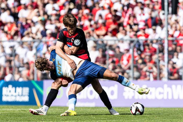 Finaltag der Amateure 2026: SC Fortuna Köln - FC Viktoria Köln; Sportpark Höhenberg, Köln; 23.05.2026 Tim Kloss (FC Viktoria Köln, 18), Enzo Wirtz (SC Fortuna Köln, 9) Finaltag der Amateure 2026: SC Fortuna Köln - FC Viktoria Köln; Sportpark Höhenberg, Köln; 23.05.2026 Copyright: xBEAUTIFULxSPORTS Buriakovx