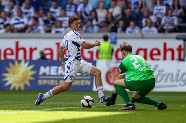 23.05.2026, GER, Fussball, Herren, Niederrheinpokal Finale, Saison 2025 2026, SC St. Tönis - MSV Duisburg Patrick Sussek (MSV Duisburg) und Tim Leon Schrick (St. Tönis) im Kampf um den Ball Duisburg schauinsland-reisen-Arena Nordrhein-Westfalen Deutschland Copyright: xAdrianxSchlüterx