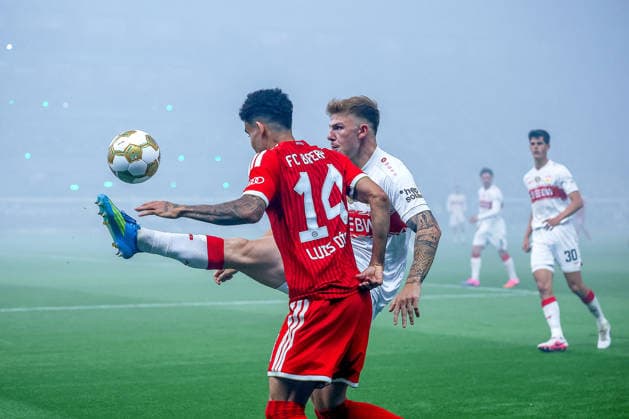 Sport Bilder des Tages 23.05.2026, Fußball, 83. DFB-Pokal Finale,, FC Bayern München - VfB Stuttgart, Olympioastadion Berlin, Saison 2025 2026: Luis Diaz (FC Bayern Muenchen 14) im Zweikampf gegen Finn Jeltsch (VfB Stuttgart 29) im Nebel DFB regulations prohibit any use of photographs as image sequences and or quasi-video. Berlin Deutschland