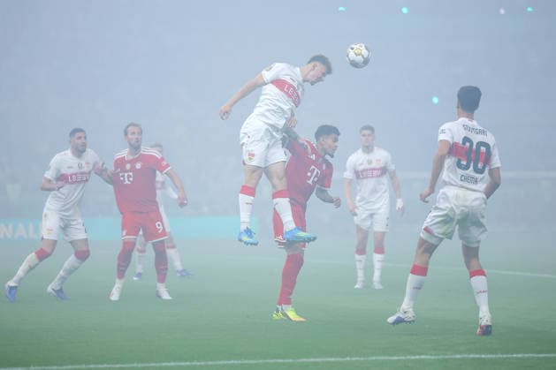 23.05.2026, Fußball, 83. DFB-Pokal Finale,, FC Bayern München - VfB Stuttgart, Olympioastadion Berlin, Saison 2025 2026: Finn Jeltsch (VfB Stuttgart 29) im Zweikampf gegen Luis Diaz (FC Bayern Muenchen 14) im dichten Nebel auf dem Spielfeld DFB regulations prohibit any use of photographs as image sequences and or quasi-video. Berlin Deutschland