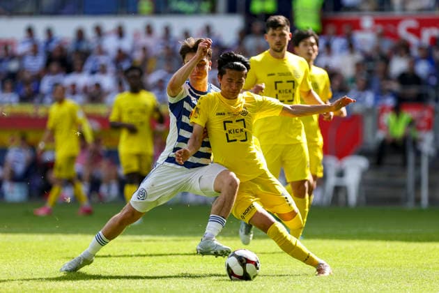 23.05.2026, GER, Fussball, Herren, Niederrheinpokal Finale, Saison 2025 2026, SC St. Tönis - MSV Duisburg Jan-Simon Symalla (MSV Duisburg) und Kohei Nakano (St. Tönis) im Kampf um den Ball Duisburg schauinsland-reisen-Arena Nordrhein-Westfalen Deutschland Copyright: xAdrianxSchlüterx