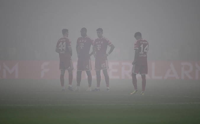 Fussball DFB Pokal Finale 2025 2026 in Berlin FC Bayern Muenchen - VfB Stuttgart 23.05.2026 Die Fans beider Teams im Berliner Olympiastadion mit Rauchbomben, Phyrotechnik, Bengalischem Feuer, Das Stadion ist im Nebel, hier die Spieler des FC Bayern Muenchen , v. li., Josip Stanisic, Jonathan Tah, Aleksandar Pavlovic, Luis Diaz