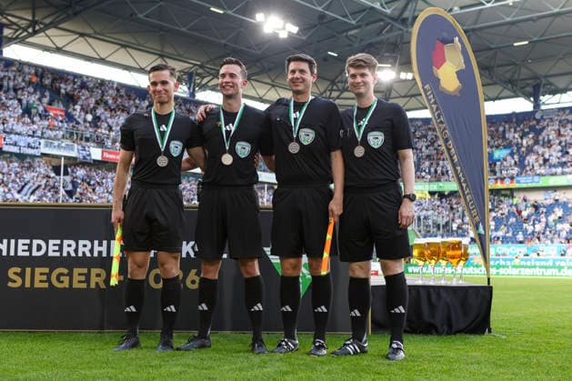 23.05.2026, GER, Fussball, Herren, Niederrheinpokal Finale, Saison 2025 2026, SC St. Tönis - MSV Duisburg Schiedsrichterassistent Kristijan Rajkovski, Schiedsrichter Jan Peter Weßels, Schiedsrichterassistent Marco Lechtenberg und vierter Offizieller Felix May mit der Medaille nach dem Niederrheinpokal Duisburg schauinsland-reisen-Arena Nordrhein-Westfalen Deutschland Copyright: xAdrianxSchlüterx