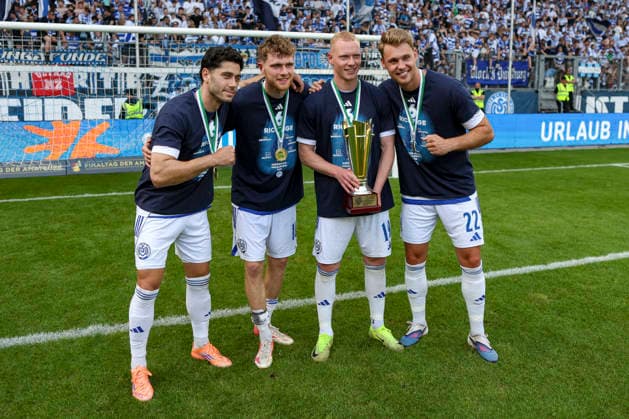 23.05.2026, GER, Fussball, Herren, Niederrheinpokal Finale, Saison 2025 2026, SC St. Tönis - MSV Duisburg Mert Göckan (MSV Duisburg), Steffen Meuer (MSV Duisburg), Leon Müller (MSV Duisburg) und Thilo Töpken (MSV Duisburg) mit dem Niederrheinpokal Duisburg schauinsland-reisen-Arena Nordrhein-Westfalen Deutschland Copyright: xAdrianxSchlüterx